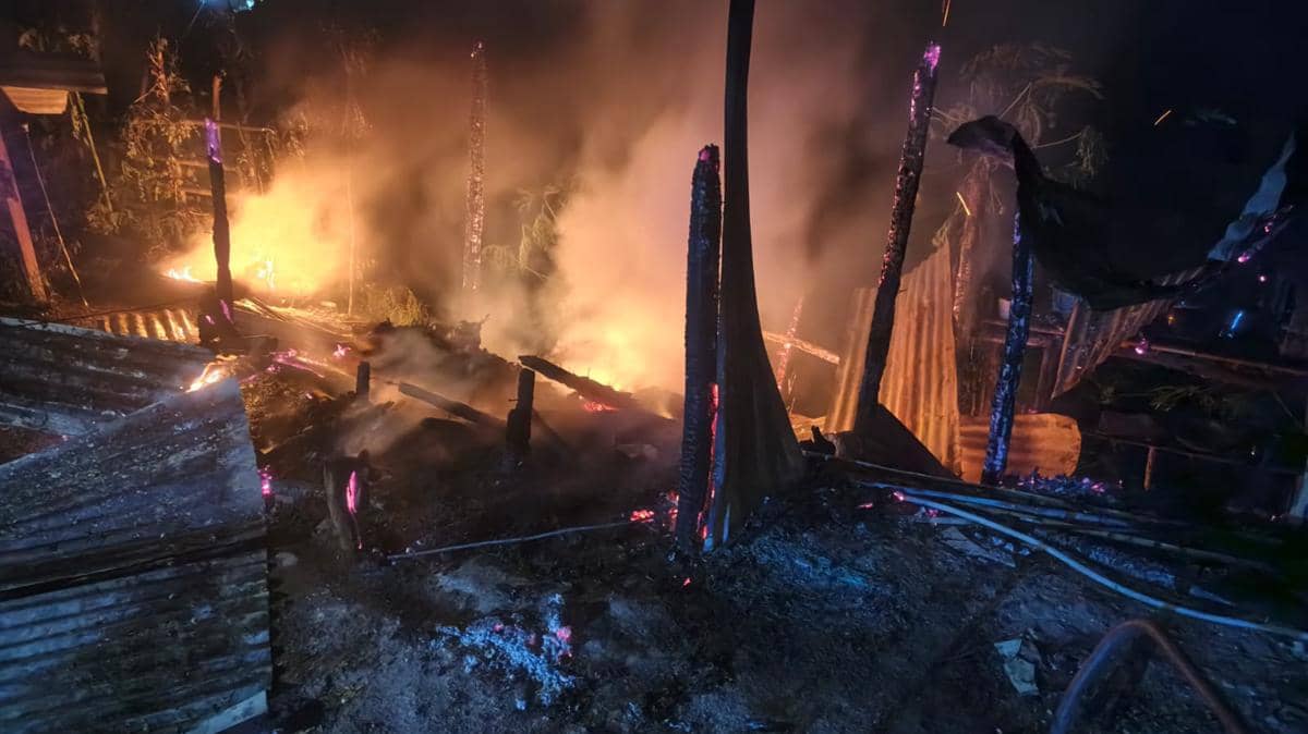 Api besar melalap pondok di Sumba Timur pada malam hari, menyisakan puing-puing bangunan dan asap tebal di lokasi kebakaran.