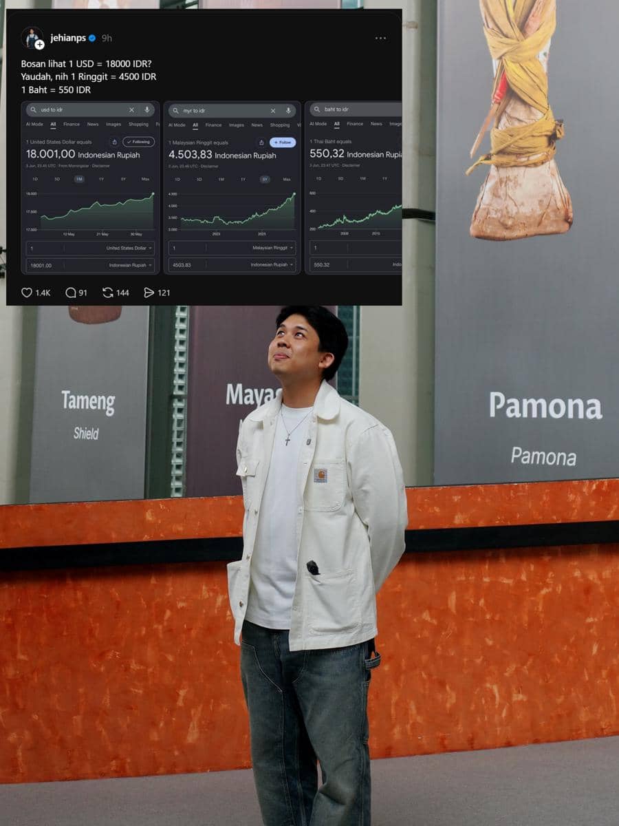 Seorang pria mengenakan jaket putih dan celana jeans berdiri di depan dinding bertuliskan nama suku, dengan tangkapan layar nilai tukar rupiah di atasnya.