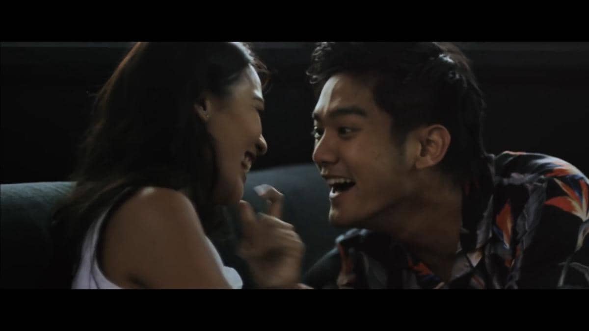 Dua orang tampak tertawa bersama di sebuah adegan film Stay With Me, memperlihatkan momen hangat dan penuh kebahagiaan.