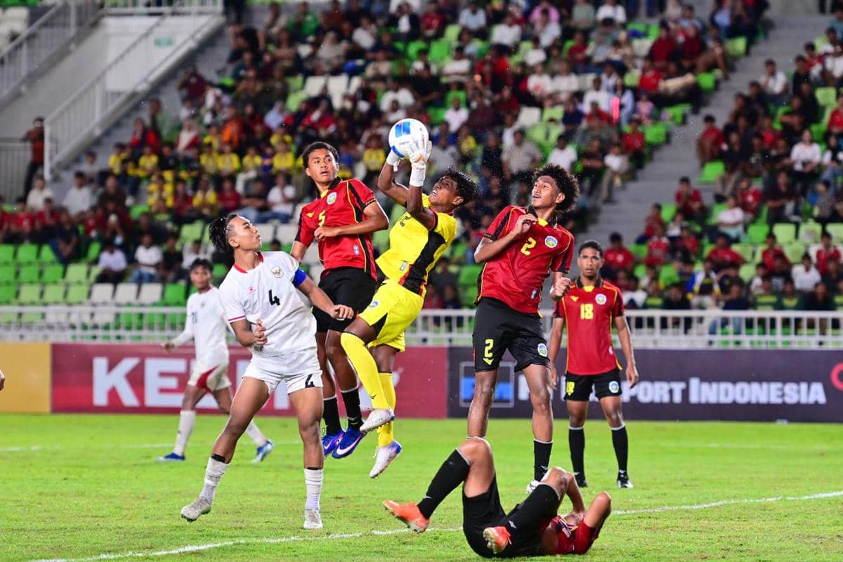 Kiper Timor Leste U-19 menangkap bola di udara saat laga melawan Timnas Indonesia U-19 di Stadion Utama Sumut pada ajang AFF U19.