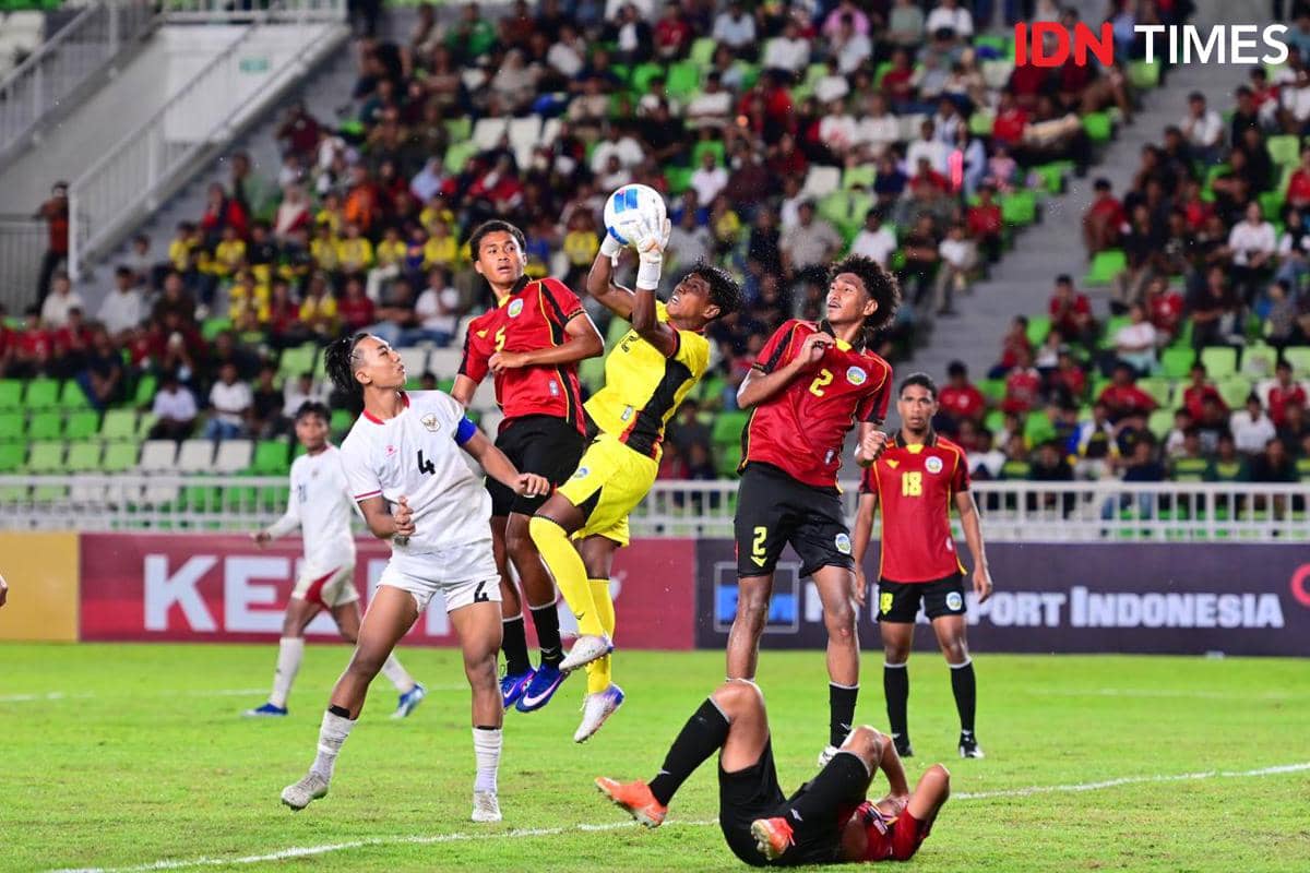 Kiper Timor Leste U-19 menangkap bola di udara saat laga melawan Timnas Indonesia U-19 di Stadion Utama Sumut pada ajang AFF U19.