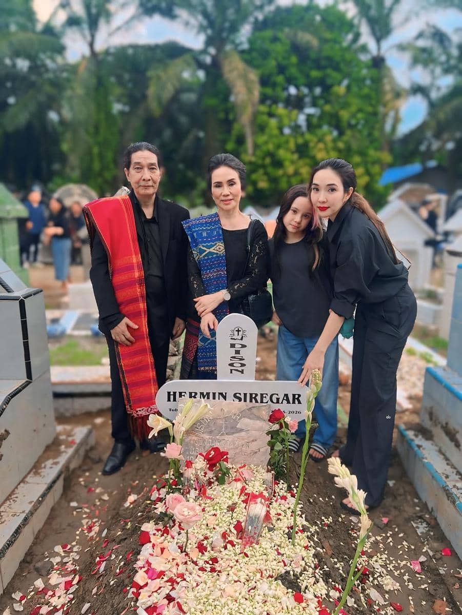 Gisella dan Gempi di pemakaman Opung