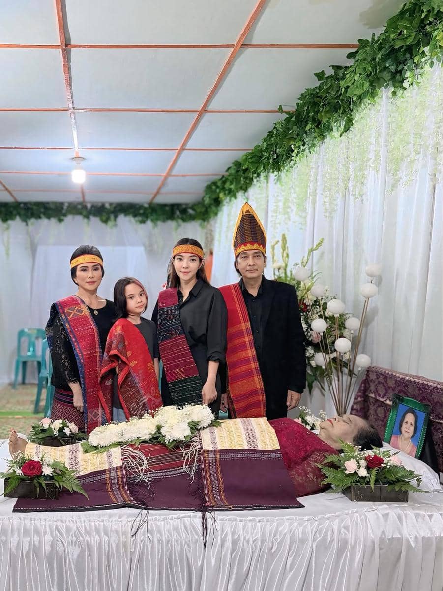 Gisella dan Gempi di pemakaman Opung