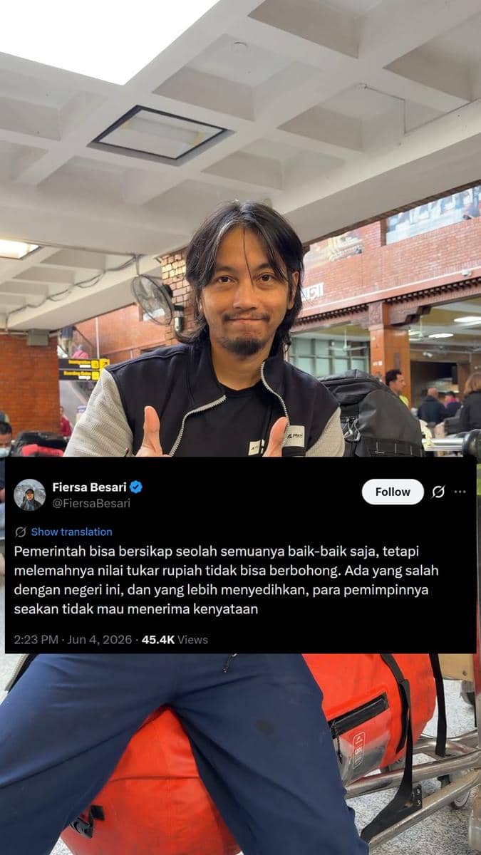 Seorang pria berambut panjang mengenakan jaket abu-abu dan hitam duduk sambil mengacungkan dua jempol, dengan latar area publik dan cuitan tentang nilai tukar rupiah.