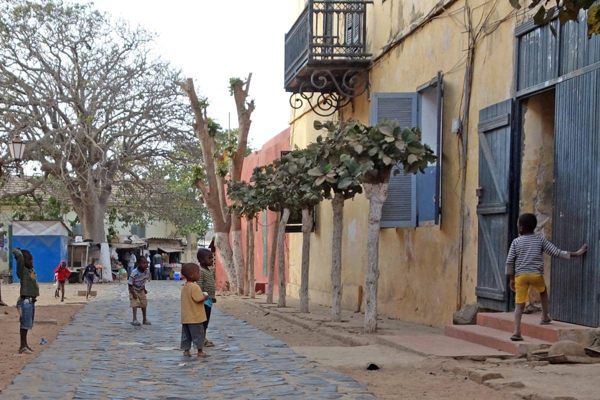 Jalanan Pulau Gorée yang bebas kendaraan bermotor.