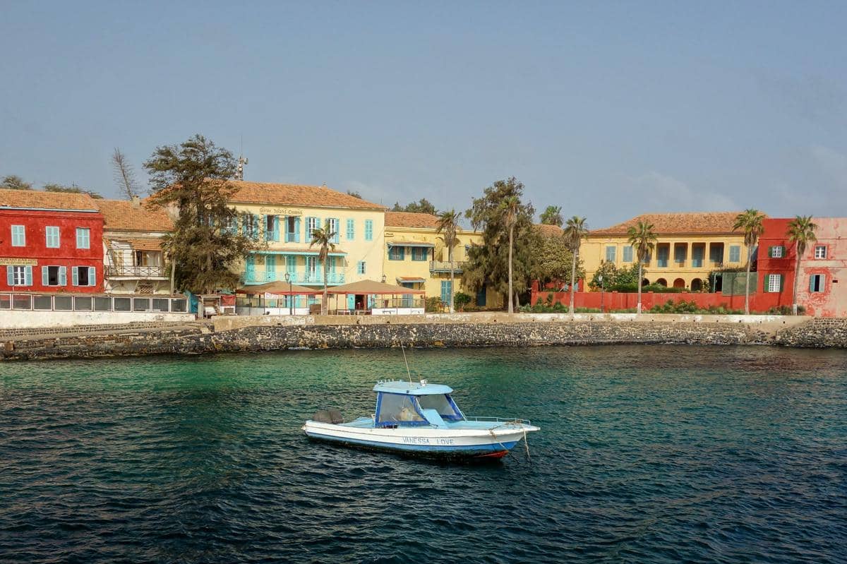 Deretan rumah kolonial berwarna-warni di Pulau Gorée.