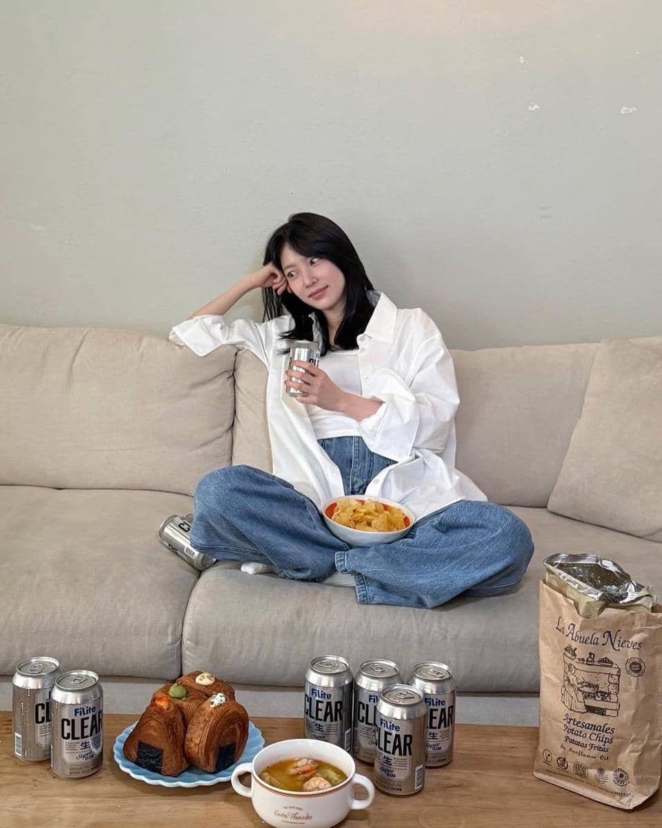 potret Gong Seung Yeon dengan outfit kasual santai