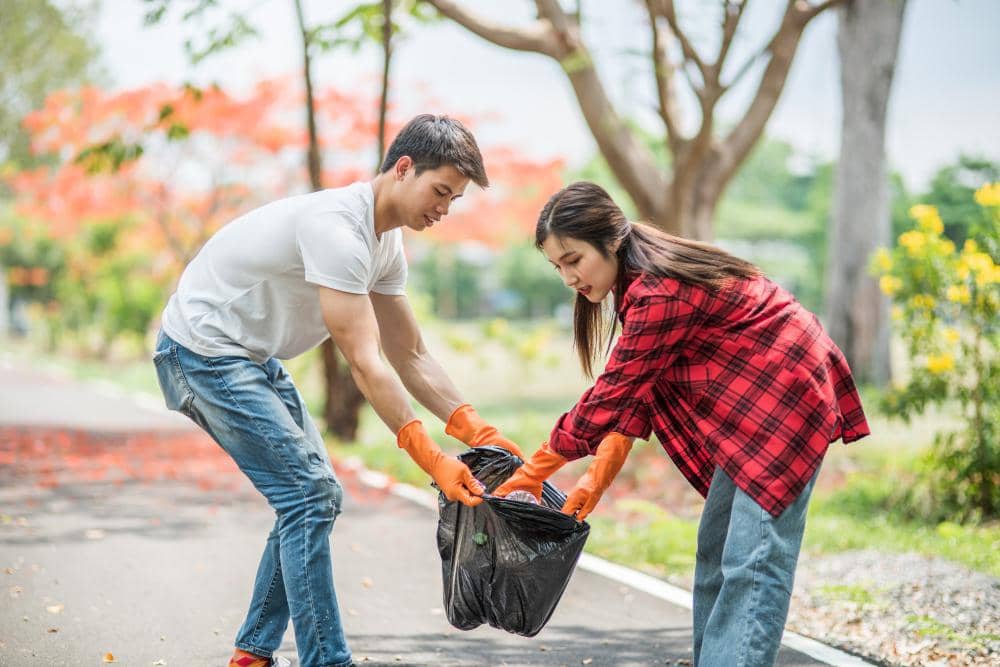 ilustrasi membersihkan sampah 