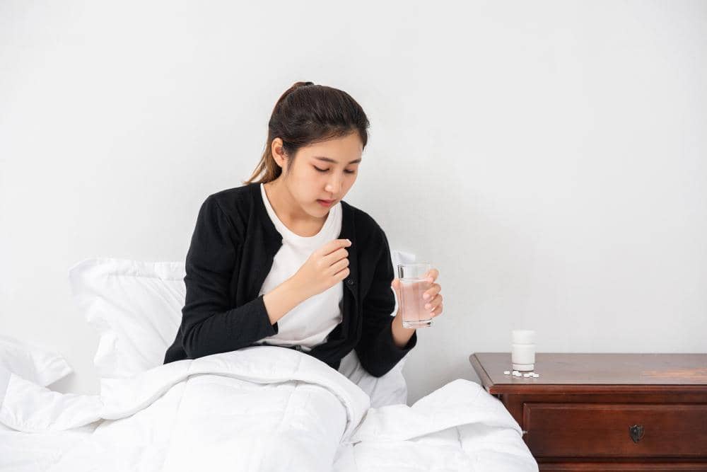 ilustrasi perempuan minum obat