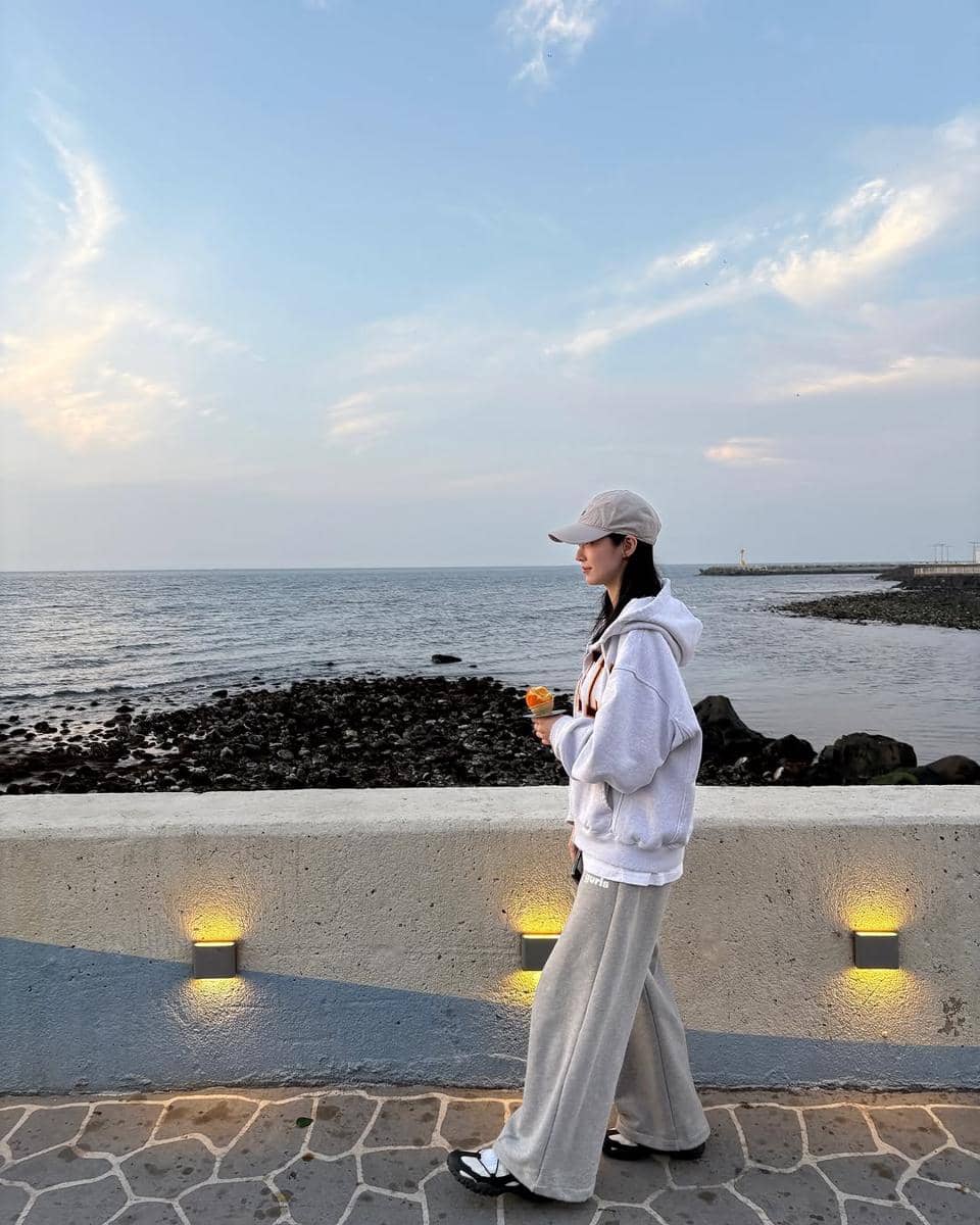 potret Gong Seung Yeon dengan outfit kasual santai