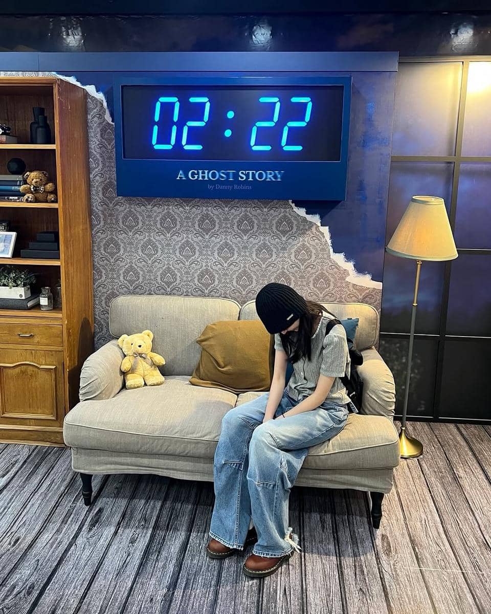 potret Gong Seung Yeon dengan outfit kasual santai
