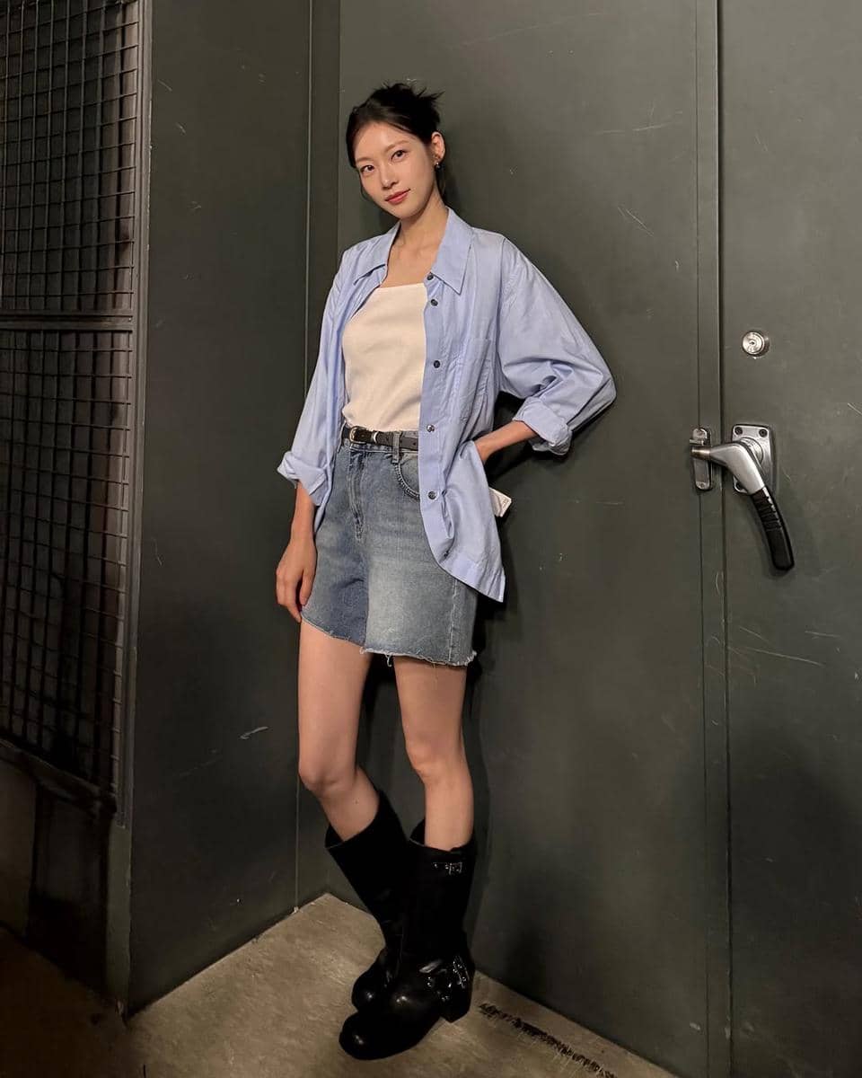 potret Gong Seung Yeon dengan outfit kasual santai