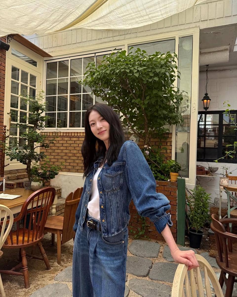 potret Gong Seung Yeon dengan outfit kasual santai