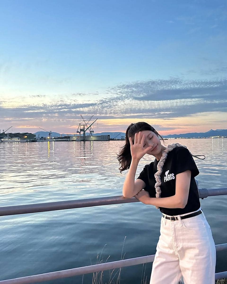 potret Gong Seung Yeon dengan outfit kasual santai