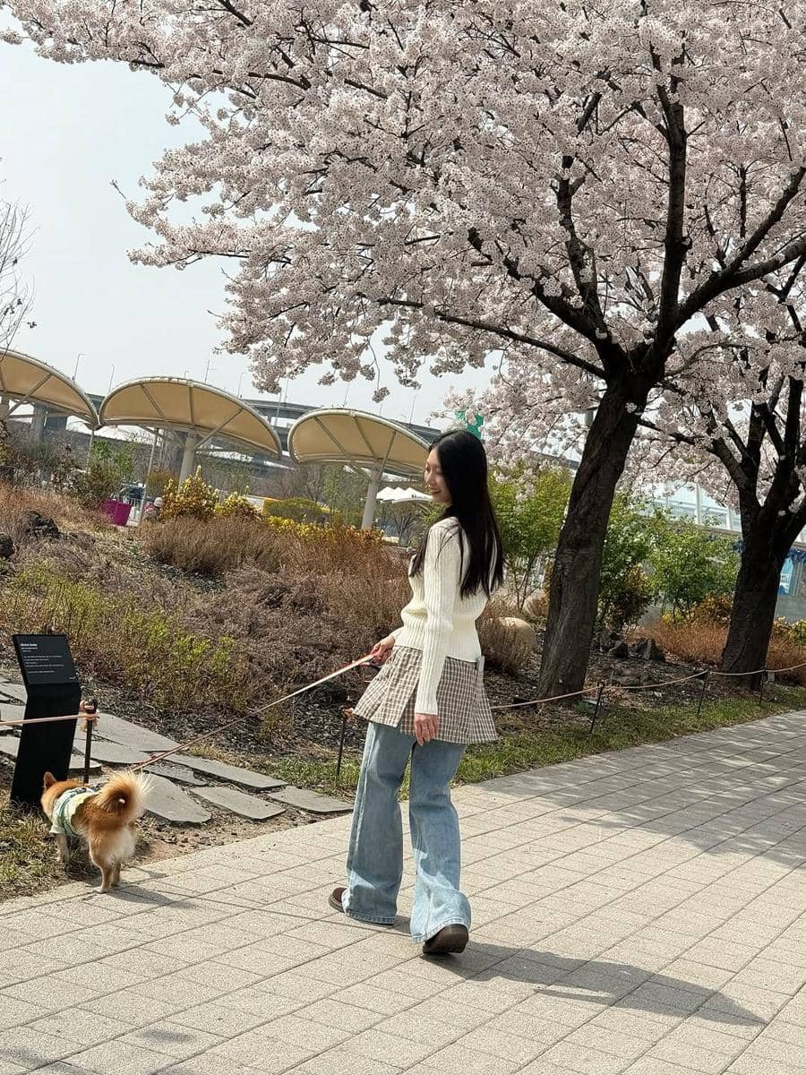 potret Gong Seung Yeon dengan outfit kasual santai