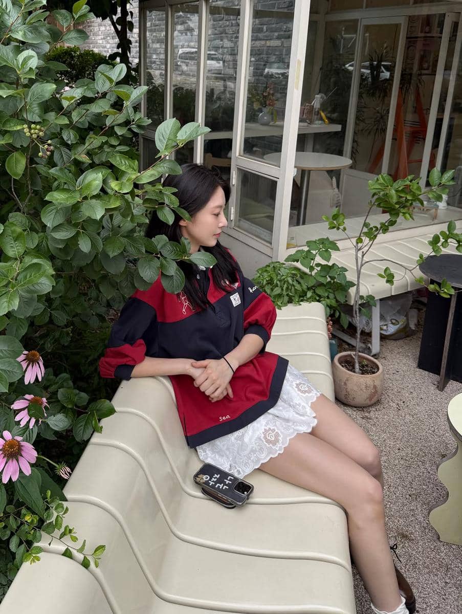 potret Gong Seung Yeon dengan outfit kasual santai