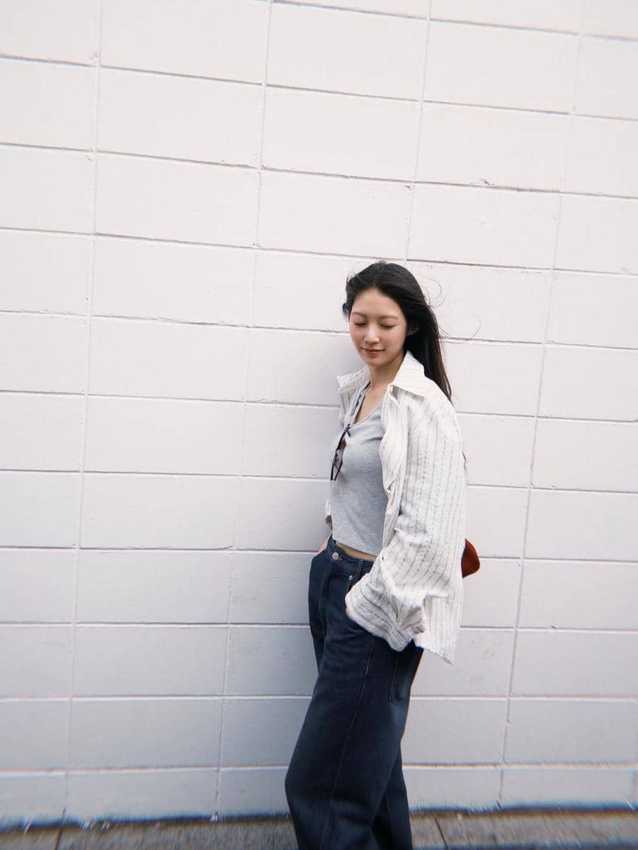 potret Gong Seung Yeon dengan outfit kasual santai