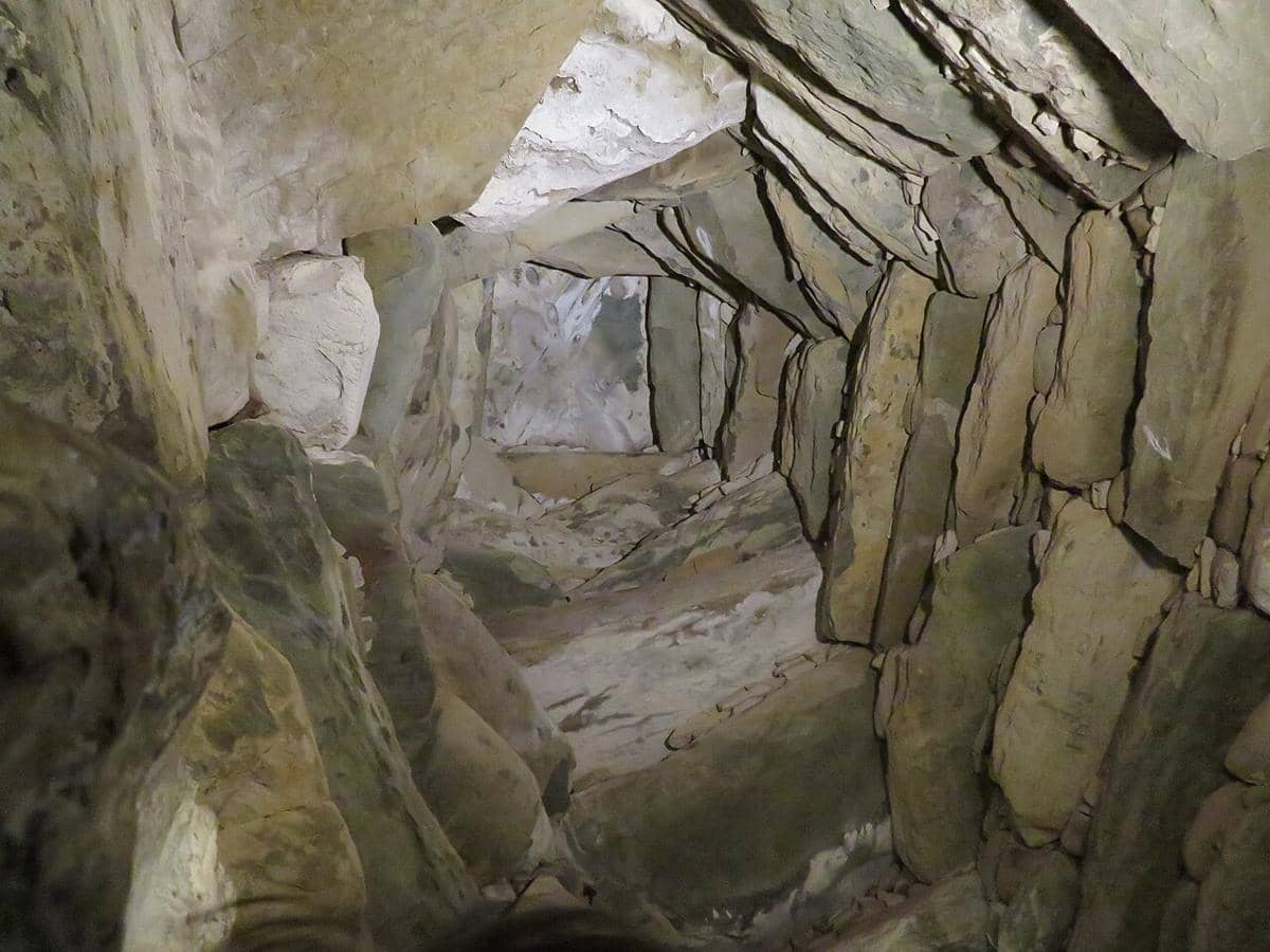 Bagian dalam lorong batu berbingkai yang menghadap ke luar menuju pintu masuk atau kotak atap Newgrange.