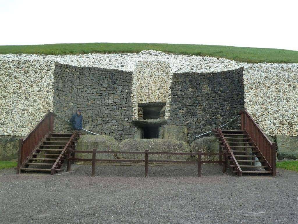 Pintu masuk Newgrange. Bukaan kecil berbentuk persegi panjang yang terletak tepat di atas pintu utama dikenal sebagai kotak atap.