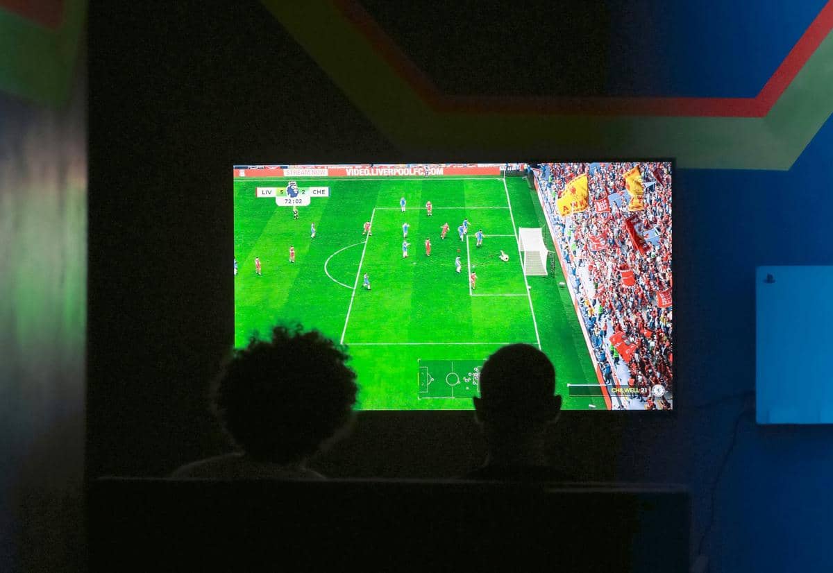 ilustrasi orang nonton bola