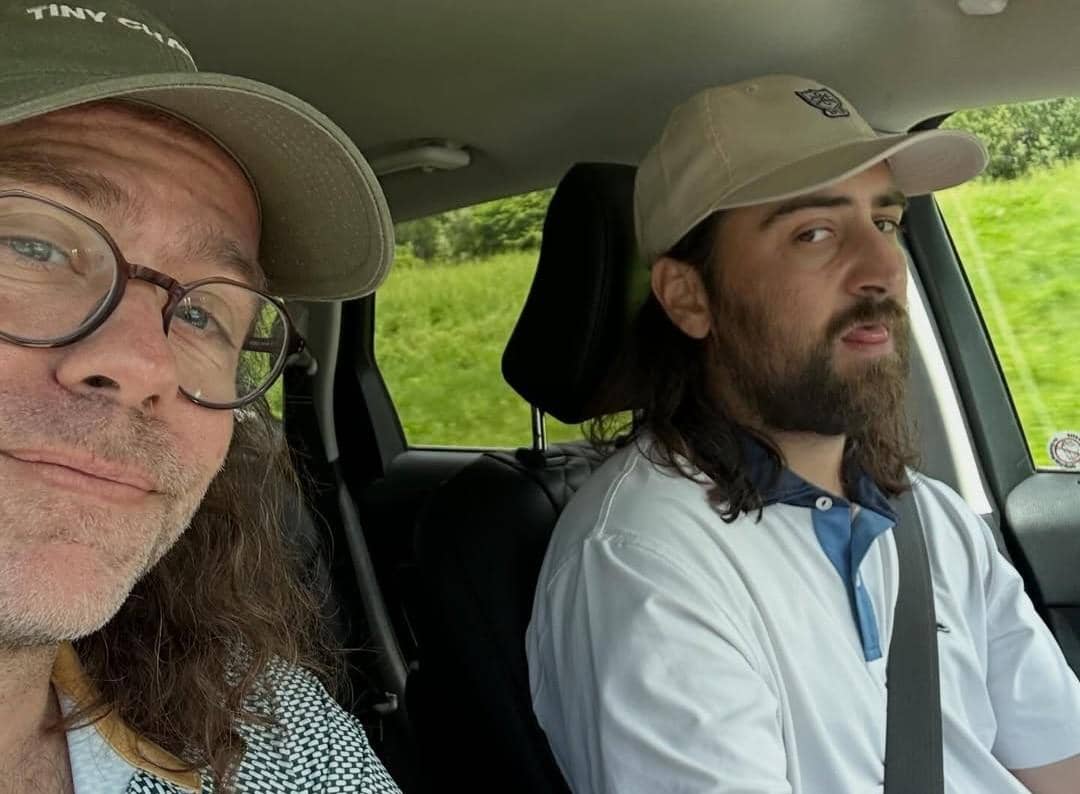 Aaron Dessner (kiri) dan Noah Kahan