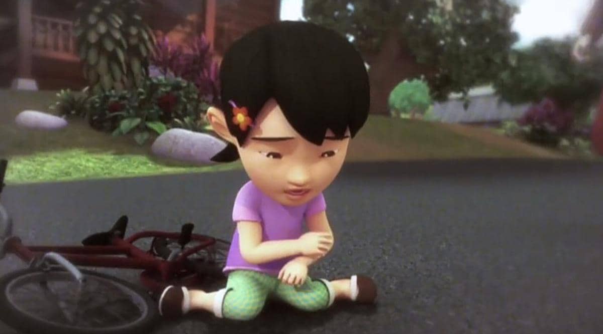 Susanti jatuh dari sepeda karena ulah Rembo. 