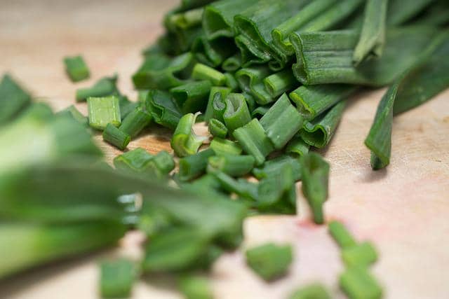Rahasia Simpan Daun Bawang di Botol Bekas, Awet Hingga 3 Bulan!