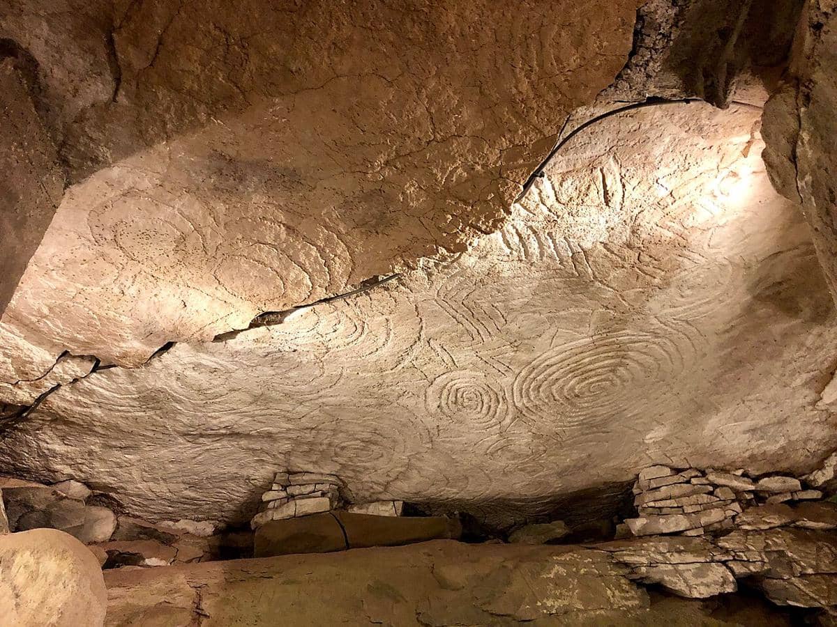 Seni spiral dan belah ketupat pada batu di makam lorong Newgrange.