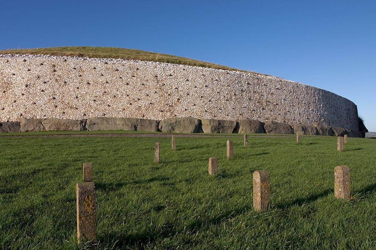 Makam lorong Newgrange, sebuah monumen prasejarah yang terletak di County Meath, Irlandia.