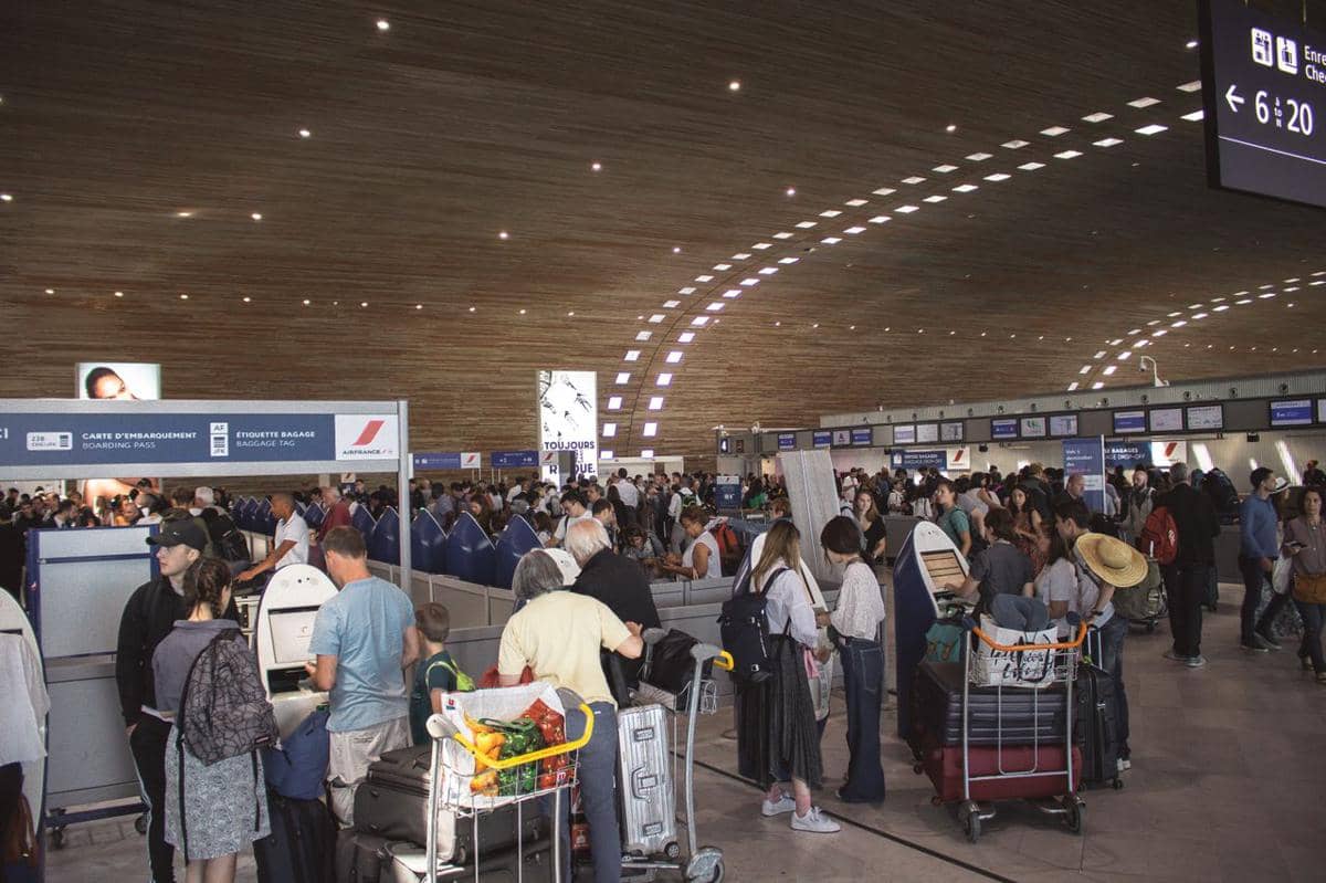 ilustrasi terminal bandara yang ramai dengan para pelancong yang mengantre