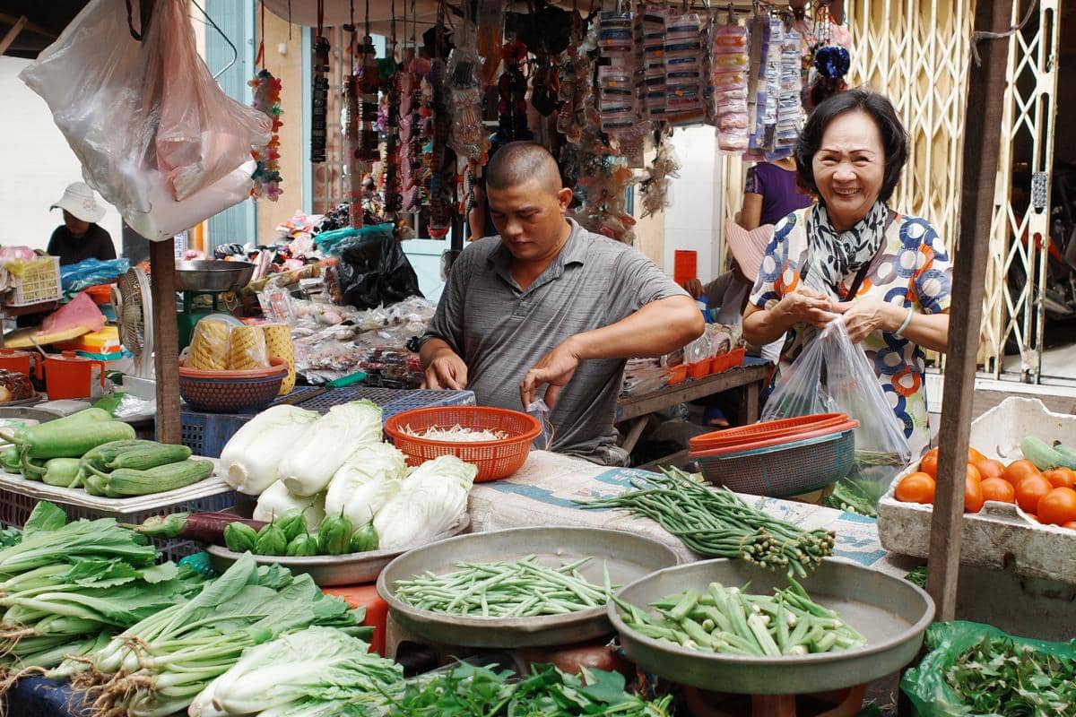 ilustrasi belanja ke pasar tradisional 