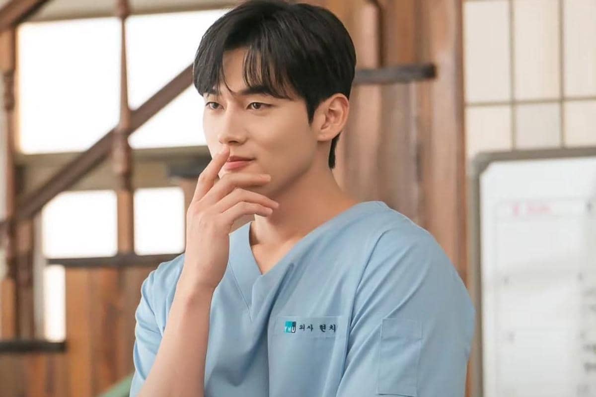 7 Bukti Hyun Chi Yeon Tertarik pada Yook Ha Ri di Doctor on the Edge