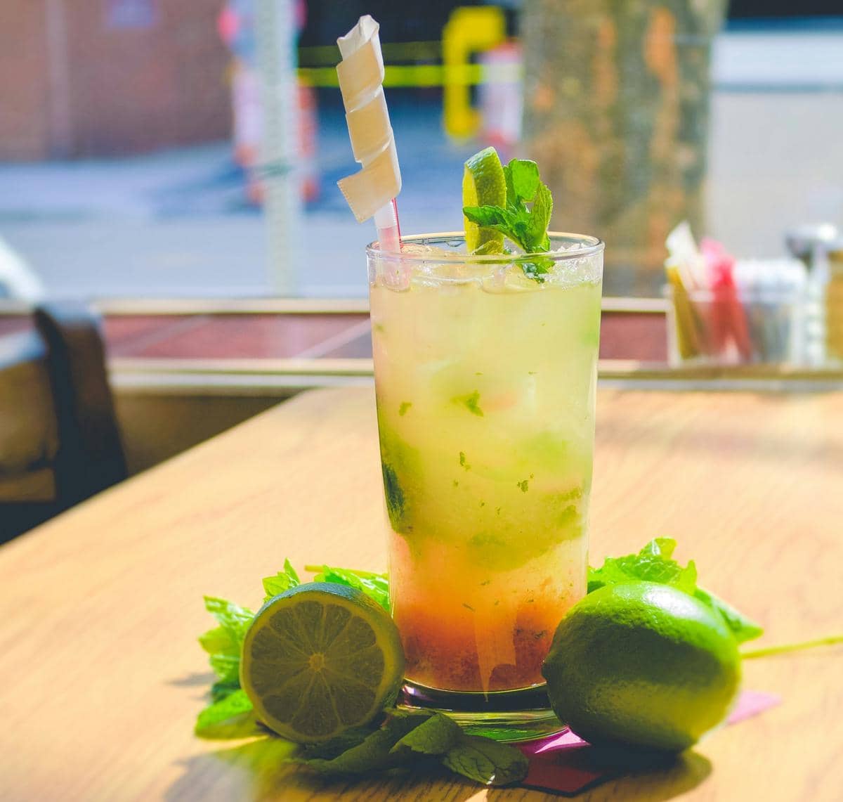 ilustrasi mojito mangga mint segar