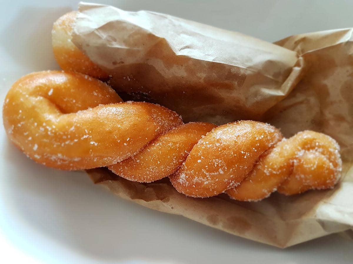 ilustrasi donat cinnamon twist