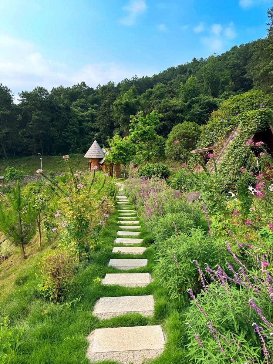Nanda Arsyinta keliling taman bunga di Yangshuo