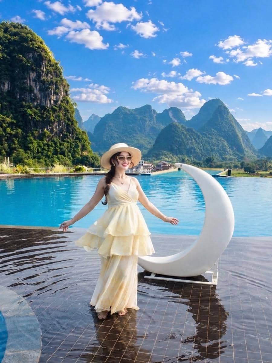 Nanda Arsyinta keliling taman bunga di Yangshuo