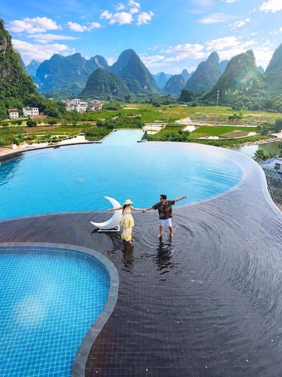 Nanda Arsyinta keliling taman bunga di Yangshuo
