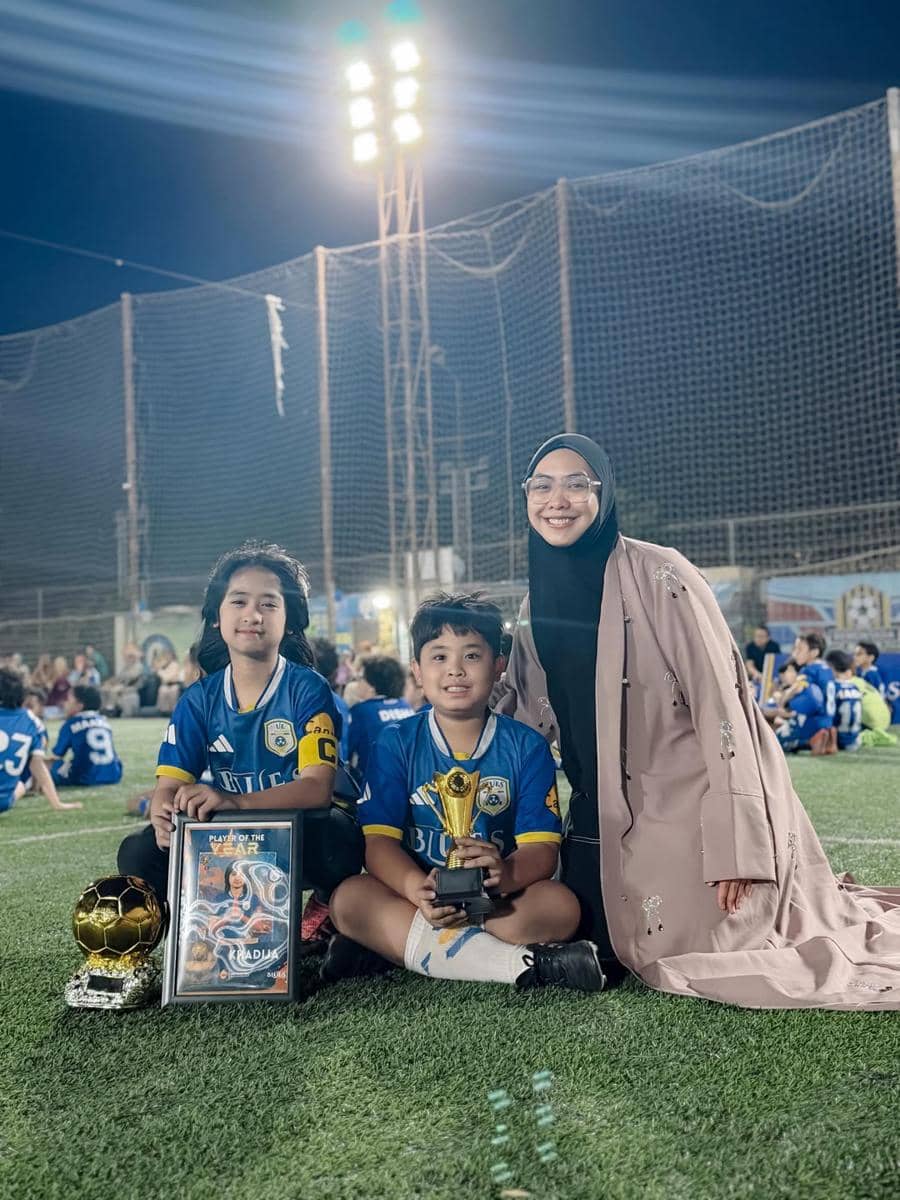Anak Oki Setiana Dewi raih penghargaan sekolah bola di Mesir