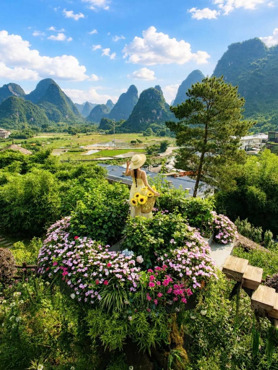 Nanda Arsyinta keliling taman bunga di Yangshuo