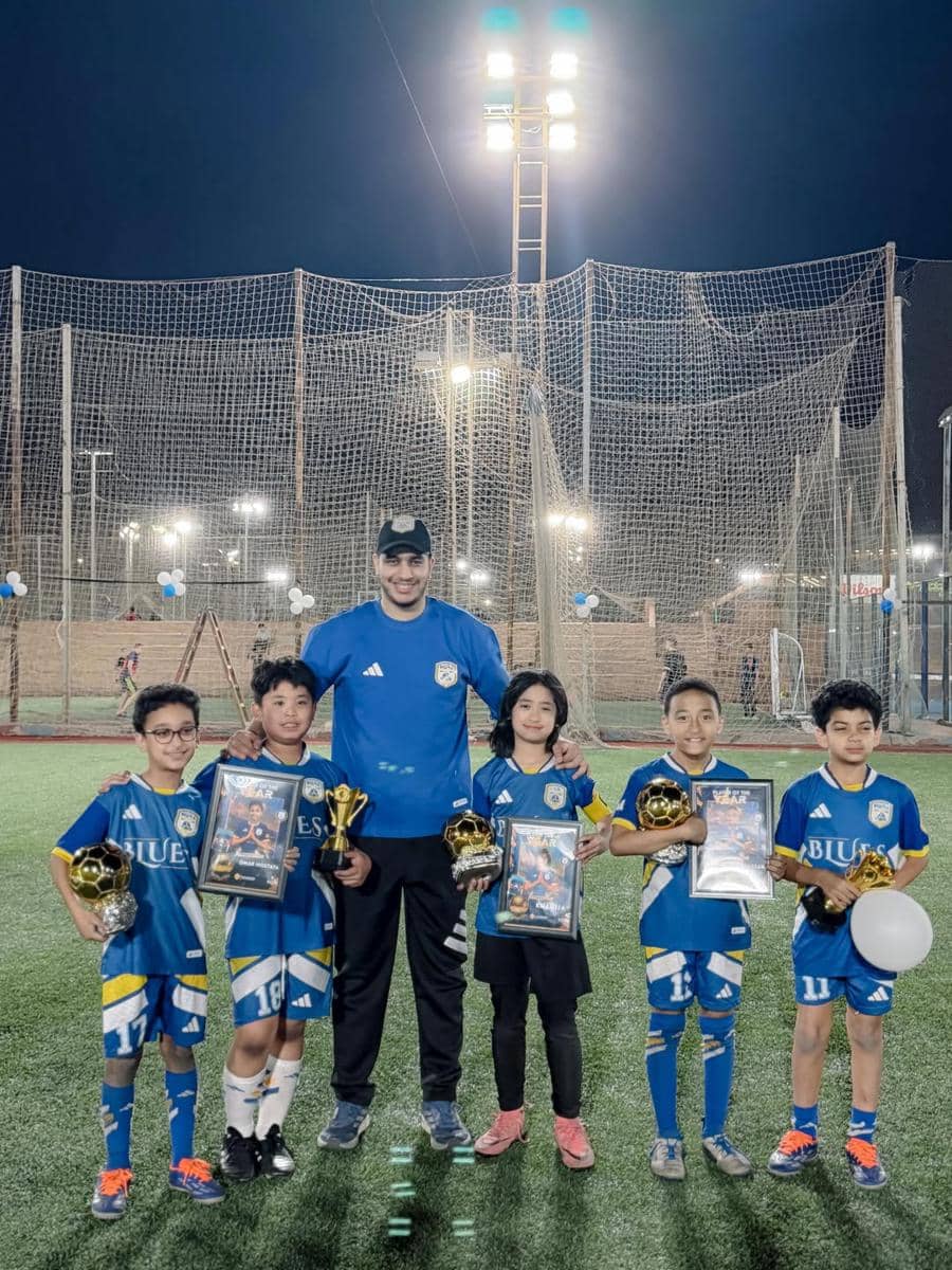 Anak Oki Setiana Dewi raih penghargaan sekolah bola di Mesir