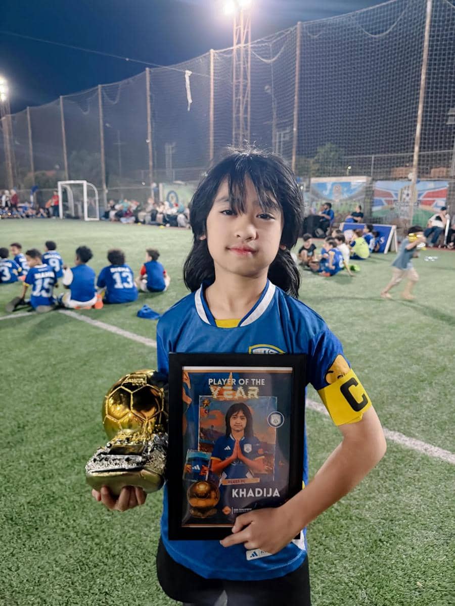 Anak Oki Setiana Dewi raih penghargaan sekolah bola di Mesir