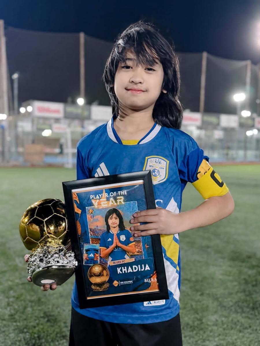 Anak Oki Setiana Dewi raih penghargaan sekolah bola di Mesir