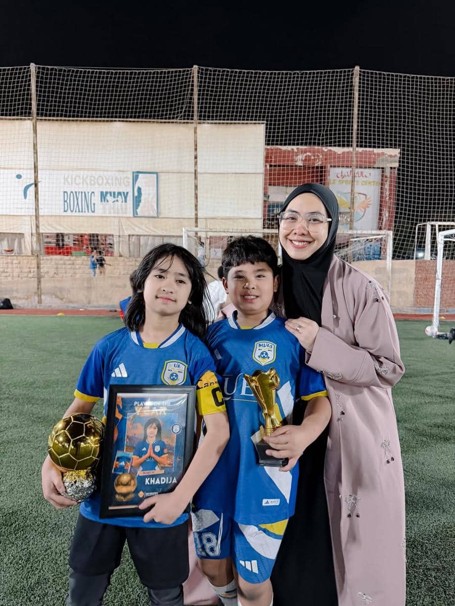 Anak Oki Setiana Dewi raih penghargaan sekolah bola di Mesir