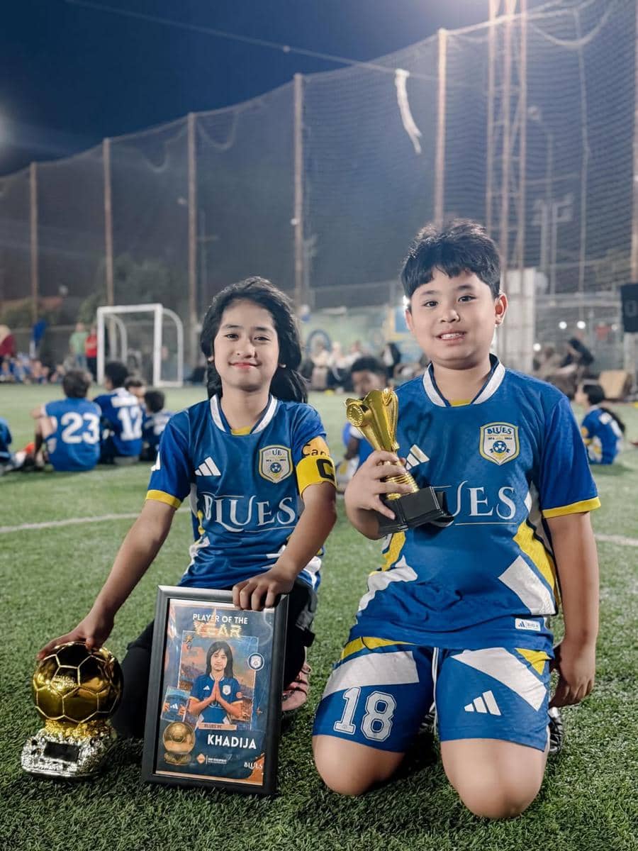 Anak Oki Setiana Dewi raih penghargaan sekolah bola di Mesir