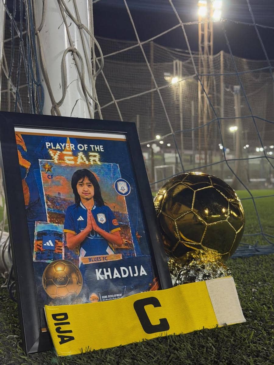 Anak Oki Setiana Dewi raih penghargaan sekolah bola di Mesir