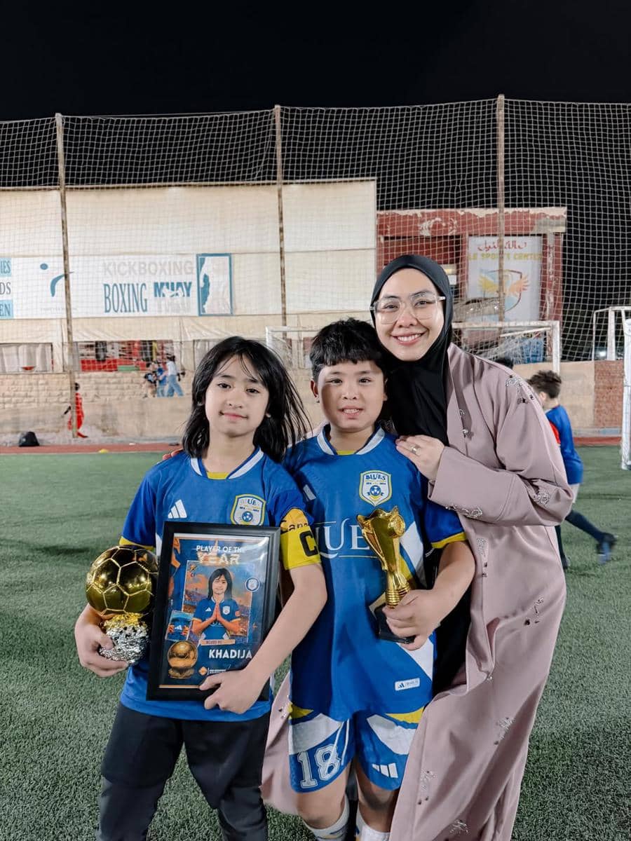 Anak Oki Setiana Dewi raih penghargaan sekolah bola di Mesir