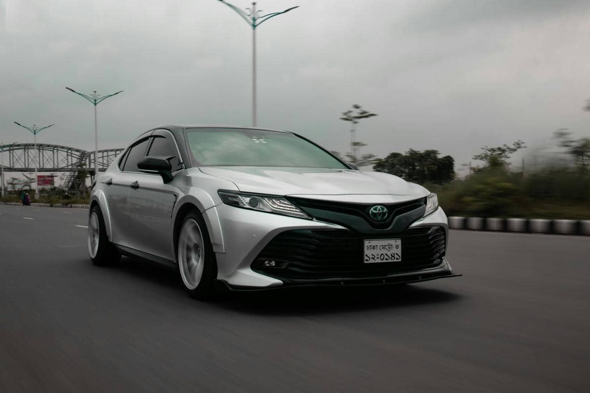 ilustrasi mobil hybrid