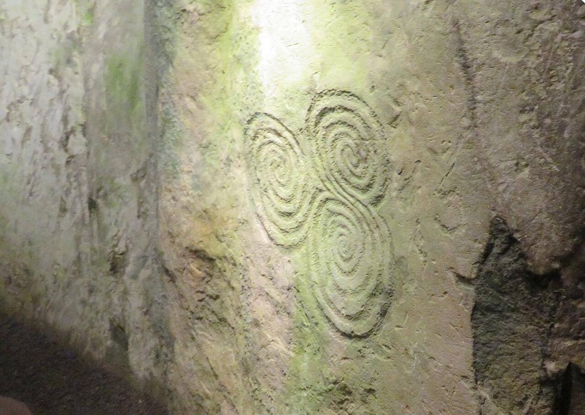 Triple spiral di dalam ceruk ujung ruang makam lorong Newgrange.