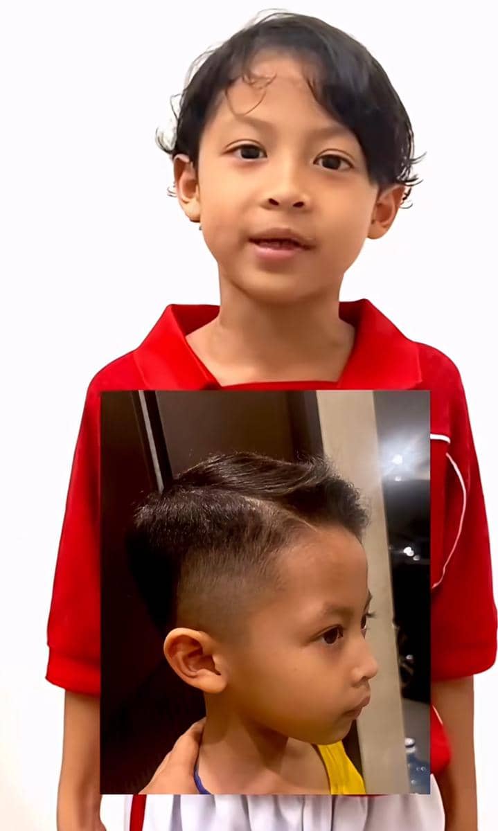 Seorang anak laki-laki mengenakan kaus merah dengan rambut medium, disertai foto lain dirinya dengan potongan rambut pendek rapi.