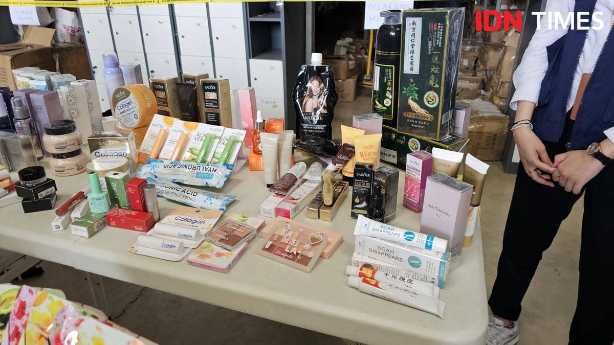 Beragam produk kosmetik ilegal disita BPOM di sebuah gudang di Tangerang, tersusun di atas meja untuk diperiksa petugas.